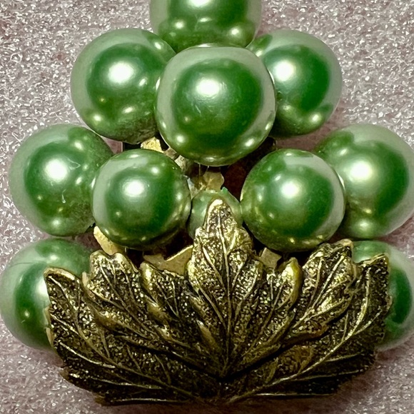 Vintage 1930 Art Deco, Coat or dress Brooch/pin. Cluster green simulated pearls. - Picture 10 of 13
